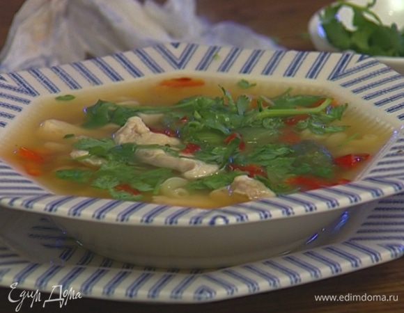 На дно тарелок положить немного имбиря и перца чили, влить суп, присыпать его кинзой, добавить несколько капель сока лайма.