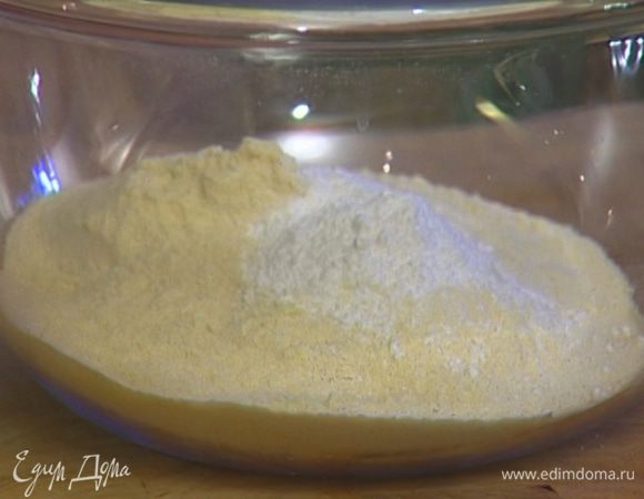 Муку перемешать с разрыхлителем и солью.