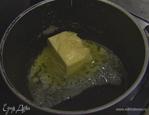 Сливочное масло растопить в небольшой кастрюле.