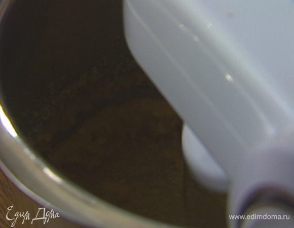 Взбить растопленное сливочное масло со стаканом сахара, добавить ванильный экстракт, яйца, орехи и бананы.