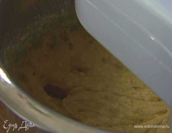 Порциями ввести муку и вымешать тесто.