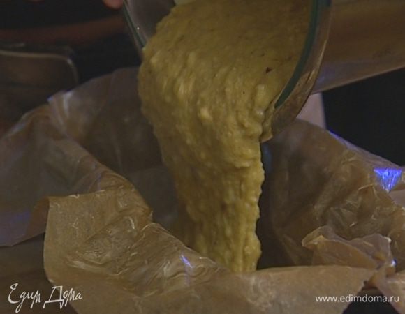 Небольшую глубокую форму выложить бумагой для выпечки, смазать ее сливочным маслом. Наполнить форму тестом и выпекать в разогретой духовке 15 минут.