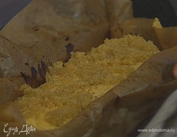 Оставшийся сахар перемешать с имбирем, присыпать банановый хлеб и выпекать еще 15–20 минут до готовности.