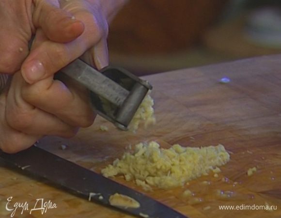 Чеснок тоже почистить и пропустить через чеснокодавку. 