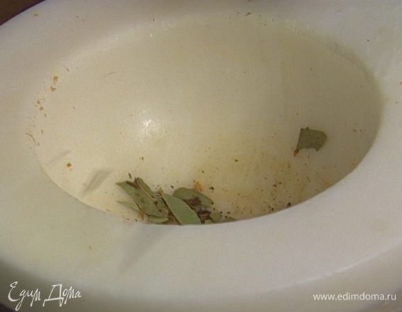 Лавровый лист и гвоздику растереть в ступке.