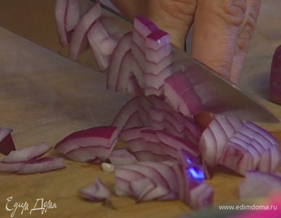 Лук почистить и измельчить.