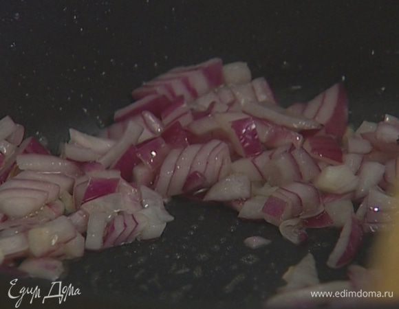 Разогреть в глубокой сковороде растительное масло и обжарить лук до прозрачности. 