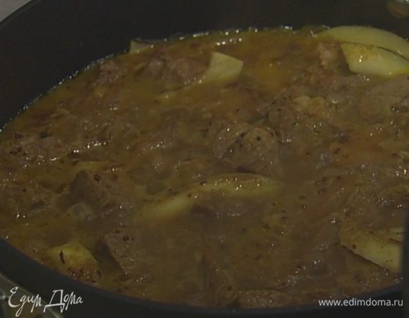 Влить в сковороду 400 мл кипятка, убавить огонь, накрыть крышкой и тушить на медленном огне 40–45 минут, в конце посолить.