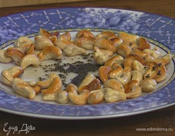 Разогреть в сковороде оливковое масло и обжарить орехи и семена горчицы до золотистого цвета. 