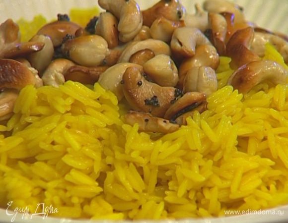 Готовый рис перемешать с орехами и семенами горчицы и полить лимонным соком.


