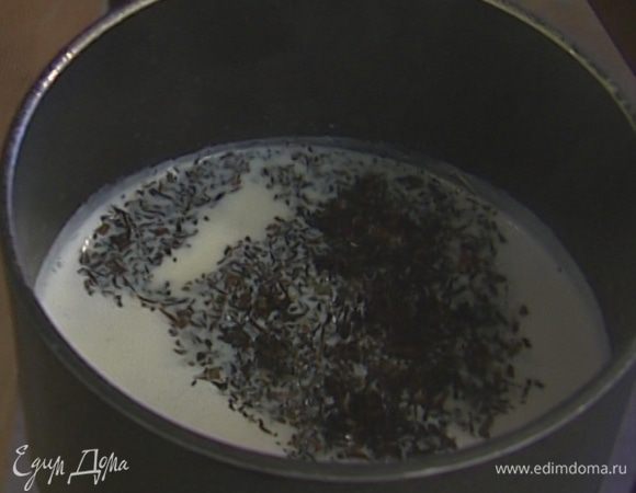 Всыпать чай, имбирь и сахар, варить на медленном огне 3 минуты.