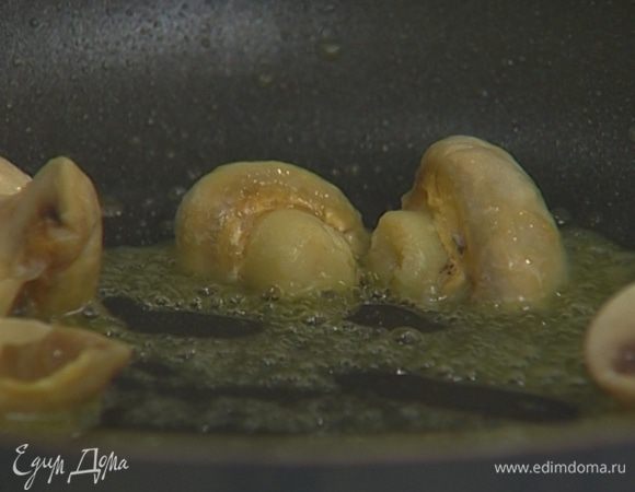 Разогреть в сковороде по столовой ложке оливкового и сливочного масла, и обжарить нарезанные шампиньоны до золотистого цвета.
