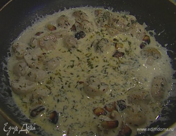 Добавить закарамелизированный чеснок, влить сливки, присыпать орегано, посолить, поперчить.