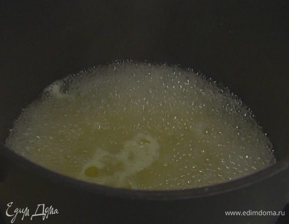 Макароны отварить в подсоленной и подмасленной воде, затем воду слить. 