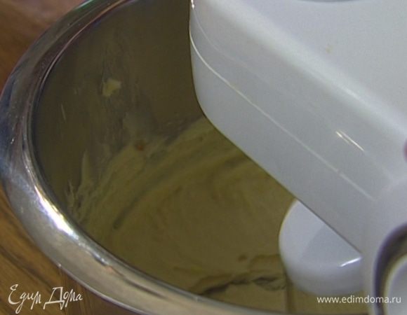 Предварительно размягченное сливочное масло взбить с сахаром, добавить ванильный экстракт. 