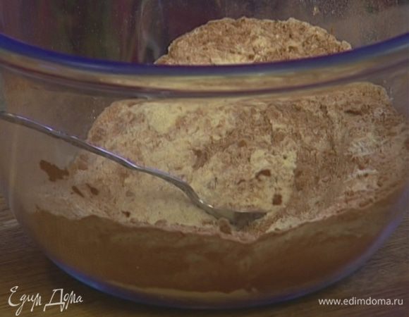 Муку, какао, растворимый кофе и соль перемешать. 