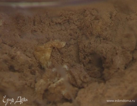 Добавить взбитое с сахаром масло и вымешать тесто. 