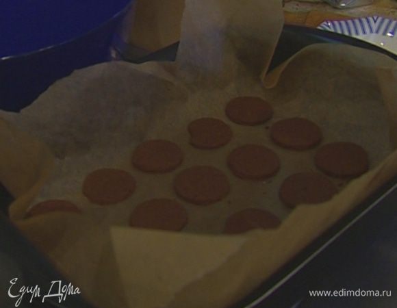 Выложить печенье на противень, застеленный бумагой для выпечки. Выпекать 5–6 минут.