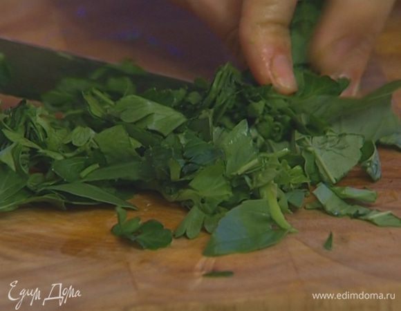 Петрушку и базилик измельчить.