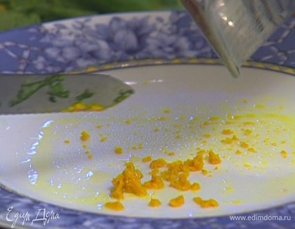 Цедру апельсина натереть на мелкой терке. 