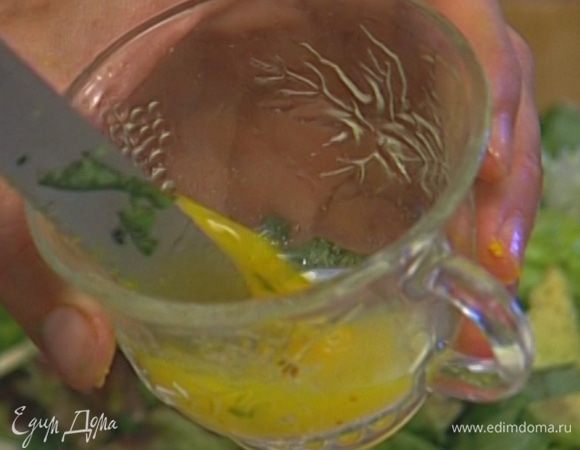 Смешать сок лайма и цедру апельсина.