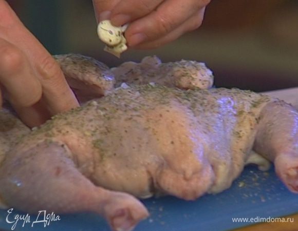 Почистить 2 зубчика чеснока, измельчить их и начинить надрезы в тушке. 