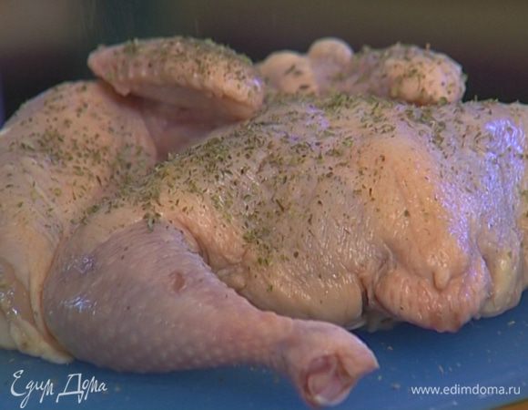 Присыпать цыпленка свежим майораном, посолить и поперчить, выложить на противень и сбрызнуть оливковым маслом. Запекать в разогретой духовке 35–40 минут.