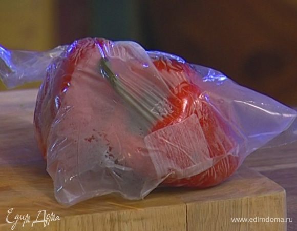 Поместить запеченный перец на несколько минут в полиэтиленовый пакет и плотно закрыть, затем почистить, вынуть семена и нарезать мякоть небольшими кусочками.