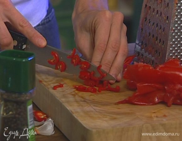 Перец чили, удалив семена, мелко порубить.