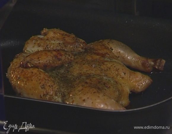 Добавить кусочки запеченного перца, винный уксус и щепотку соли.
Подавать цыпленка с соусом.
