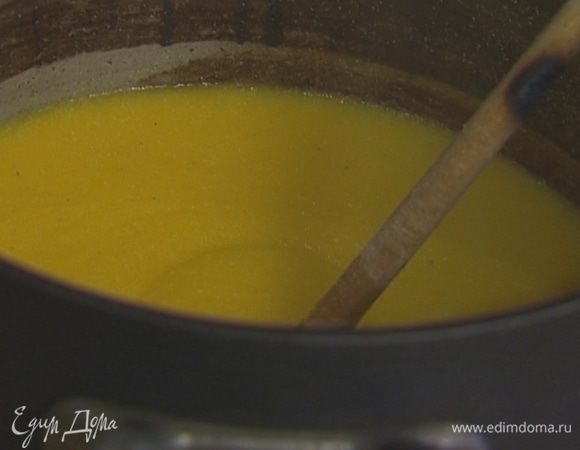 Добавить щепотку соли, всыпать поленту, тщательно перемешать и варить до готовности согласно инструкции на упаковке.