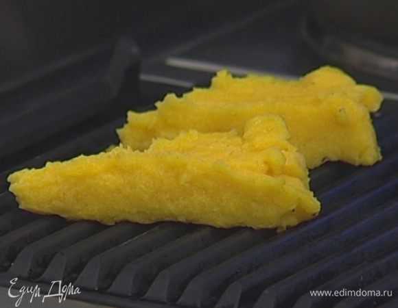 Нарезать застывшую поленту треугольниками и обжарить на гриле или сковороде-гриль с обеих сторон.