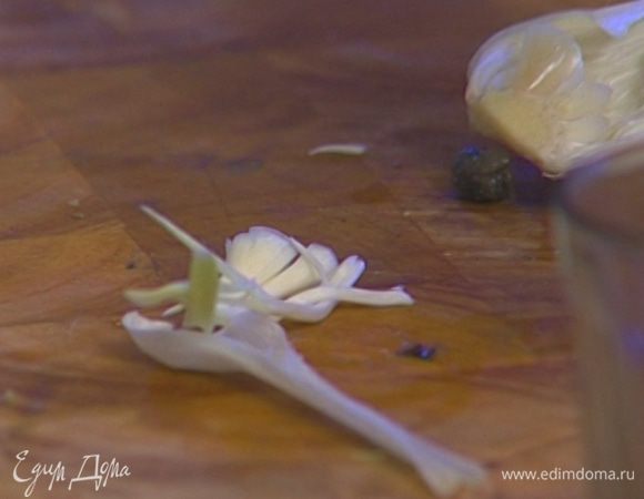 Чеснок почистить. 