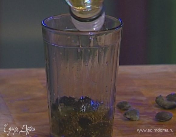 Приготовить маринад, соединив оливковое масло, чеснок, кориандр, мускатный орех, винный уксус, сухой перец чили, щепотку соли. 