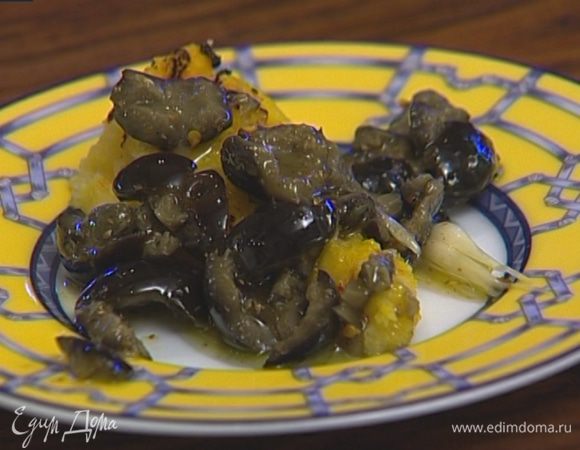 Застывшую поленту разрезать на кусочки, поджарить на гриле и выложить на тарелки. Сверху положить оливки и полить все маринадом. 