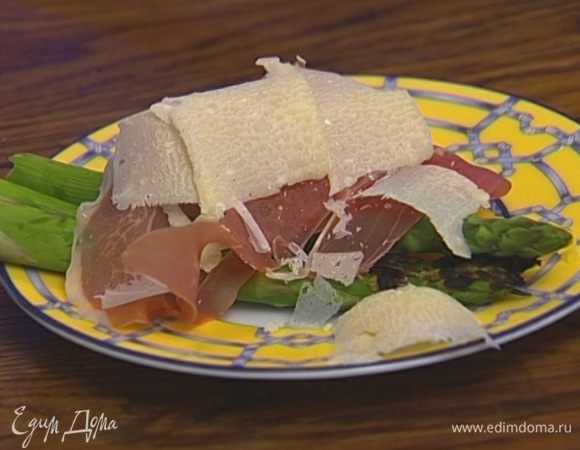 Сбрызнуть поленту оливковым маслом, присыпать хлопьями пармезана и подавать.