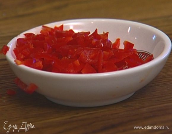 Перец чили, удалив семена, мелко порубить.