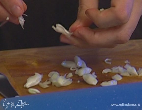 Чеснок почистить и крупно нарезать.