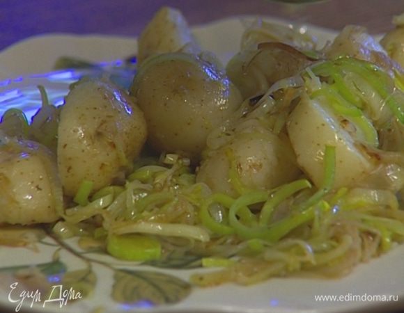 В сковороду, в которой жарилась печень, влить еще 2 ст. ложки оливкового масла и слегка обжарить лук-порей, затем добавить картофель, перемешать и снять с огня.