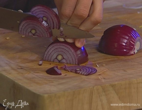 Половинку одной луковицы нарезать полукольцами. 