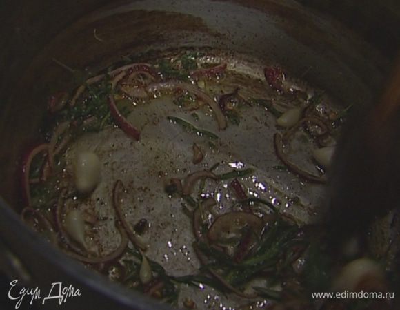 Растопить в тяжелой кастрюле 1 ст. ложку сливочного и 1 ст. ложку оливкового масла, добавить в масло нарезанный лук, зубчики чеснока, слегка обжарить, добавить листья розмарина, тимьяна и шалфея.