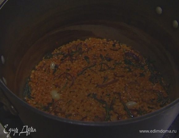 Всыпать чечевицу, затем влить горячую воду так, чтобы она покрыла чечевицу, и варить на медленном огне до готовности. В конце посолить и добавить 2 ст. ложки оливкового масла.