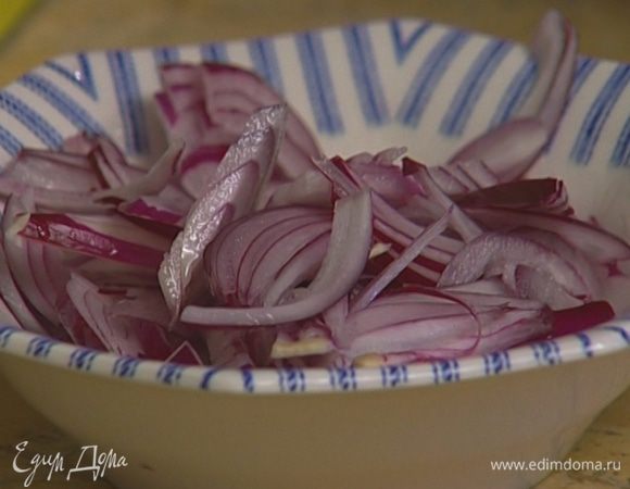 Оставшиеся полторы луковицы нарезать тонкими полукольцами, полить винным уксусом и оставить мариноваться несколько минут. 
