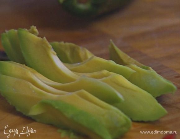 Авокадо почистить и, удалив косточку, нарезать мякоть длинными полосками.