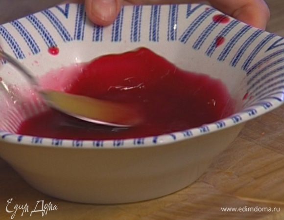 Приготовить заправку: смешать мед, сок граната и ореховое масло. 