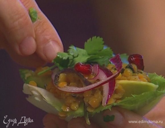 Наполнить листья цикория чечевицей, полить заправкой, украсить гранатовыми зернами и кинзой.