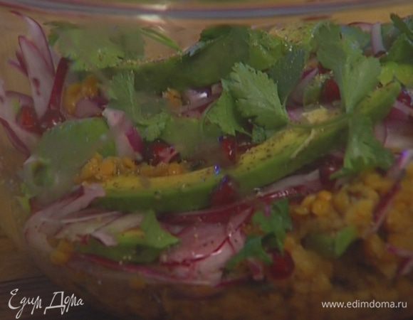 Оставшуюся чечевицу выложить на блюдо, сверху положить немного замаринованного лука, кусочки авокадо, снова слой чечевицы, затем лук и сверху авокадо. Полить медово-гранатовой заправкой, поперчить, присыпать гранатовыми зернами и кинзой.