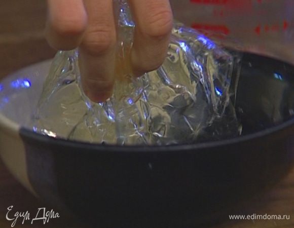 Желатин замочить на несколько минут в небольшом количестве воды, затем растворить его в 50 мл кипятка.