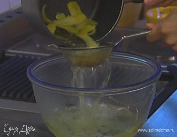 Сироп процедить, убрав цедру, добавить в него лимонный сок, джин, тоник и растворившийся желатин.