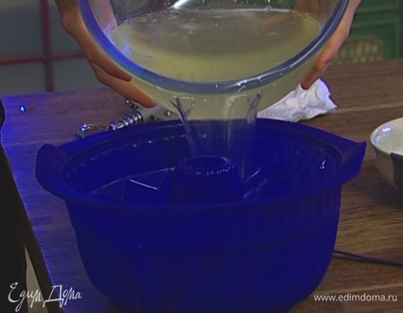 Вылить желе в большую форму и поставить в холодильник.